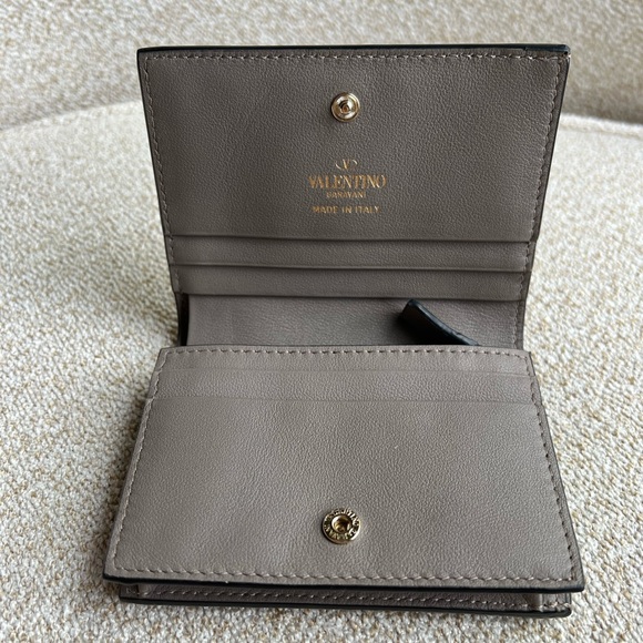 Gorgeous Valentino Garavni Rock stud compact wallet second hand - Picture 9 of 10
